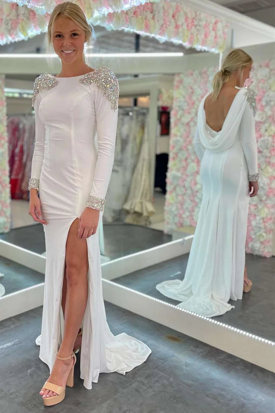 Vestido de fiesta de manga larga con espalda abierta y cuentas con abertura